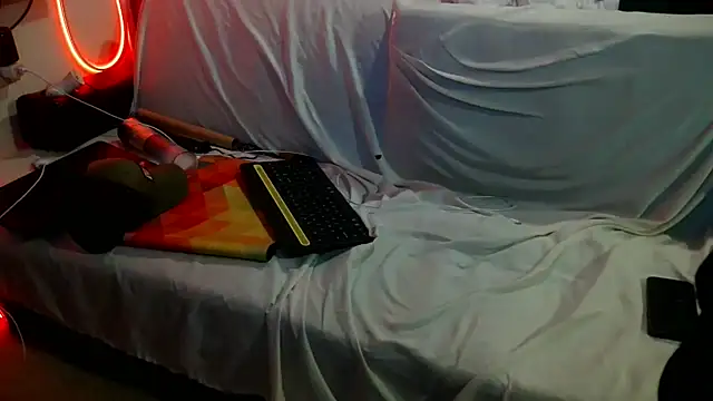 Snapshot of Luv2SuckBWC92 chatting on 25, 10, 2025 Luv2SuckBWC92 online show from 25, 10, 2025