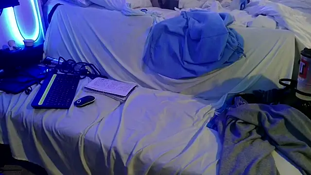 Snapshot of Luv2SuckBWC92 chatting on 8, 11, 2025 Luv2SuckBWC92 online show from 8, 11, 2025