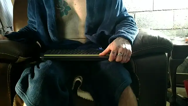 Snapshot of Luv2SuckBWC92 chatting on 21, 12, 2025 Luv2SuckBWC92 online show from 21, 12, 2025