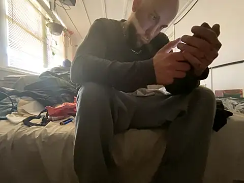 Luv2SuckBWC92 online show from 19, 3, 2026