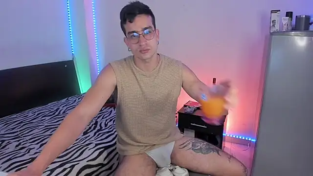 Snapshot of CamCumBoy chatting on 17, 9, 2025 CamCumBoy online show from 17, 9, 2025