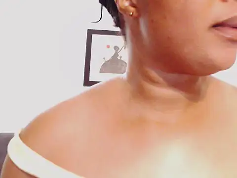 Snapshot of xMoreOfAmor chatting on 11, 11, 2025 xMoreOfAmor online show from 11, 11, 2025