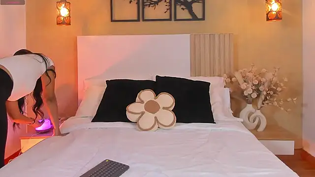 Camila Bustamante online show from 10, 10, 2025