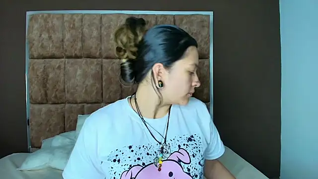 Snapshot of Kitty_ravee chatting on 12, 10, 2025 Kitty ravee online show from 12, 10, 2025