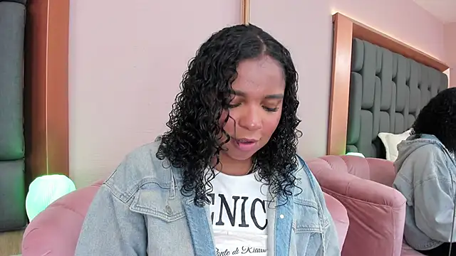 LisaMendez online show from 11, 11, 2025