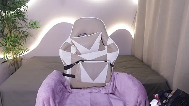 Emma and Issac online show from 27, 11, 2025