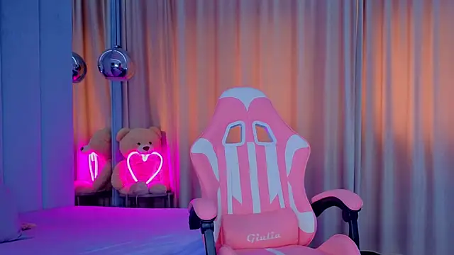 Reina Cummings online show from 5, 11, 2025