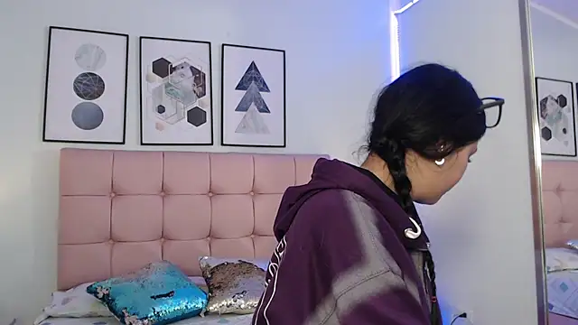 Snapshot of Kikii_cams chatting on 3, 10, 2025 Kikii cams online show from 3, 10, 2025
