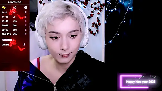 Snapshot of SophieAsh chatting on 15, 12, 2025 SophieAsh online show from 15, 12, 2025