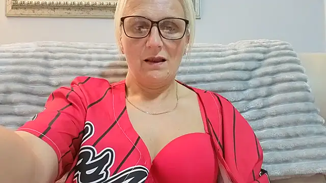 Snapshot of Velvet-Secrets chatting on 8, 10, 2025 Velvet-Secrets online show from 8, 10, 2025