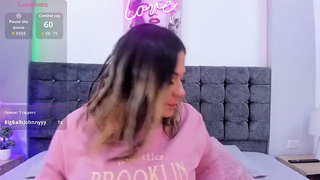 isabella horney  online show from 5, 10, 2025