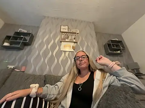 Anastasia-BlondeXX online show from 17, 6, 2026
