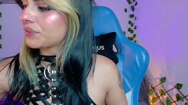 Snapshot of blue_kitten chatting on 11, 9, 2025 blue kitten online show from 11, 9, 2025