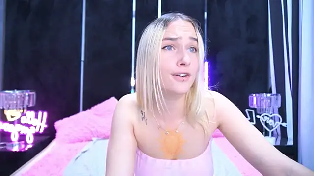 Snapshot of LilElfie chatting on 10, 10, 2025 LilElfie online show from 10, 10, 2025
