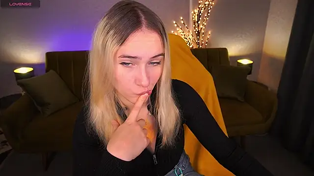 LilElfie online show from 5, 11, 2025