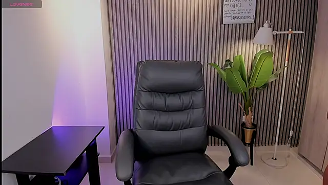 Missnaomi  online show from 28, 9, 2025
