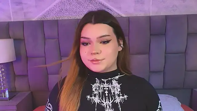 Snapshot of Maxxxine1 chatting on 4, 12, 2025 Maxxxine1 online show from 4, 12, 2025