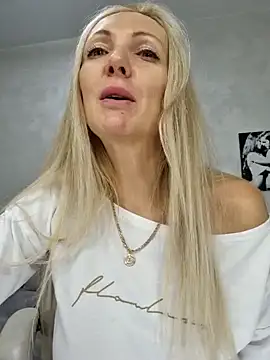 Snapshot of Monna chatting on 23, 12, 2024 Monna online show from 23, 12, 2024