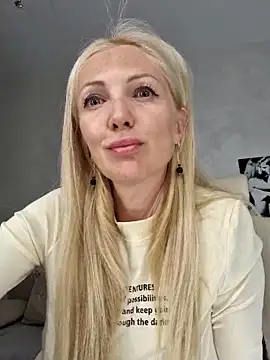 Snapshot of Monna chatting on 22, 2, 2025 Monna online show from 22, 2, 2025