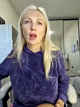 Snapshot of Monna chatting on 2, 10, 2025 Monna online show from 2, 10, 2025