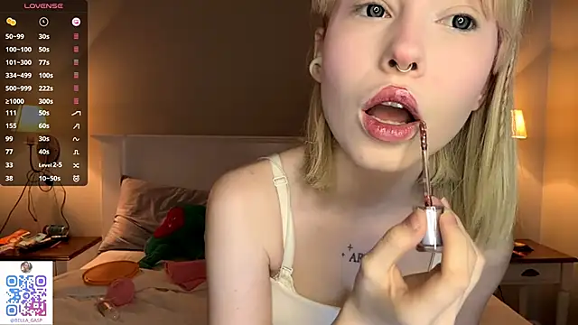 Snapshot of FlowMia chatting on 2, 10, 2025 FlowMia online show from 2, 10, 2025