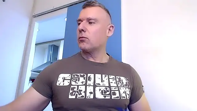 Snapshot of tomfoxcam chatting on 21, 10, 2025 tomfoxcam online show from 21, 10, 2025