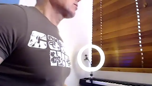 Snapshot of tomfoxcam chatting on 4, 11, 2025 tomfoxcam online show from 4, 11, 2025