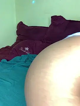 Seductive Yellow Titties online show from 30, 3, 2026