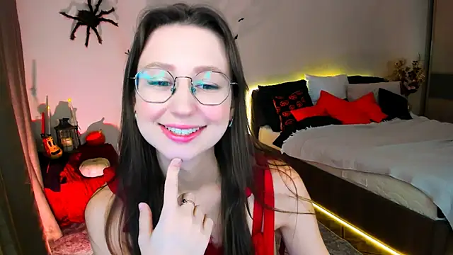 YourLovellyStory online show from 3, 11, 2025