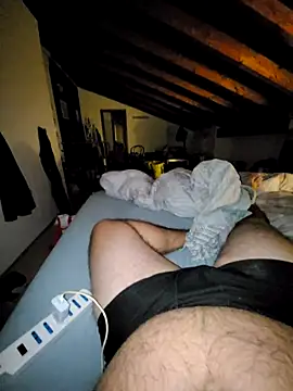 Snapshot of giova17cm chatting on 6, 10, 2025 giova17cm online show from 6, 10, 2025