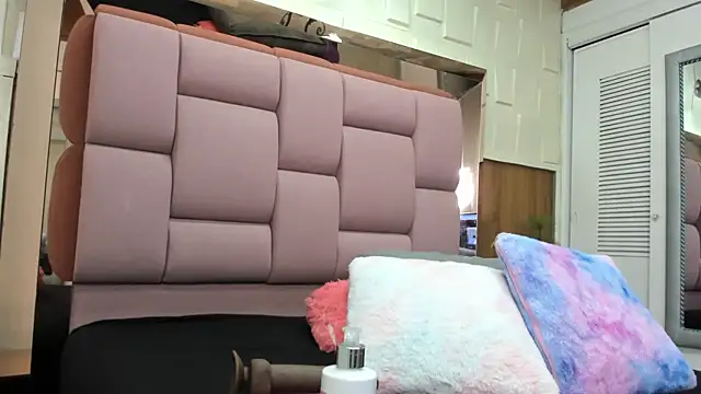 Snapshot of valeriahenao1 chatting on 11, 11, 2025 valeriahenao1 online show from 11, 11, 2025