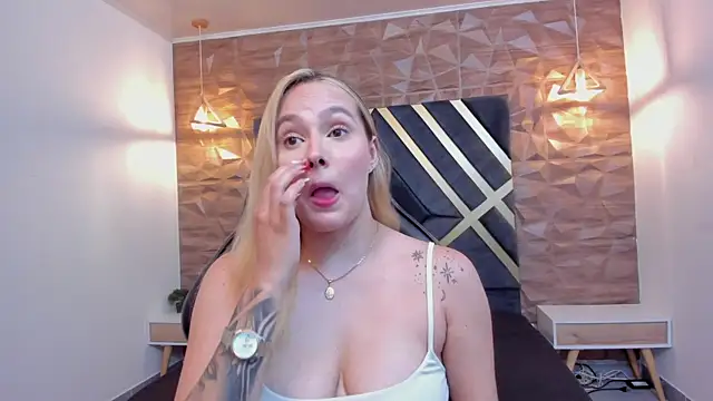 Emmaa white  online show from 17, 12, 2025