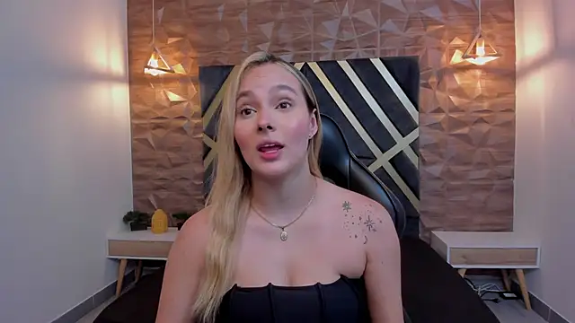 Emmaa white  online show from 18, 12, 2025