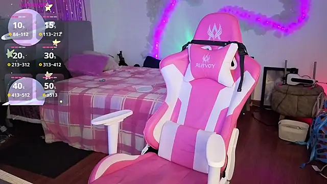 larah uwu online show from 17, 4, 2026