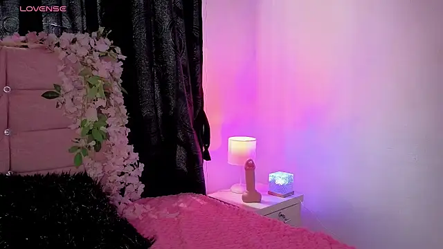 Snapshot of larah_uwu chatting on 9, 5, 2026 larah uwu online show from 9, 5, 2026