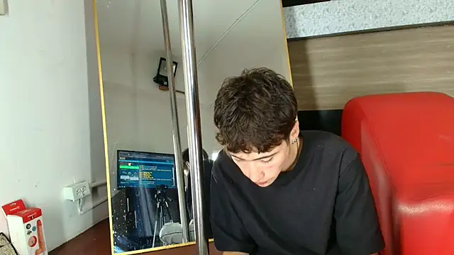 Snapshot of _DantFox_ chatting on 8, 10, 2025 DantFox online show from 8, 10, 2025