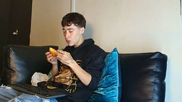 Snapshot of _DantFox_ chatting on 25, 11, 2025 DantFox online show from 25, 11, 2025