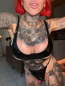 Snapshot of CatCoxx chatting on 24, 4, 2026 CatCoxx online show from 24, 4, 2026