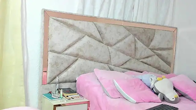 kendal hot01 online show from 29, 9, 2025