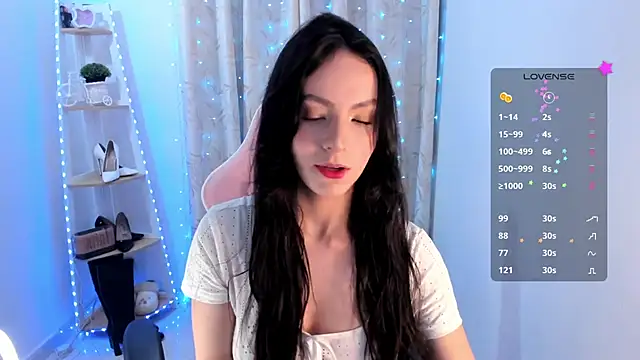 sarah saenz  online show from 6, 11, 2025