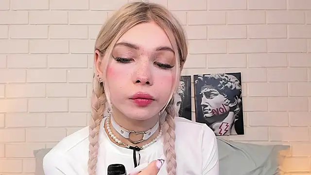 Blondy Fina online show from 29, 10, 2025