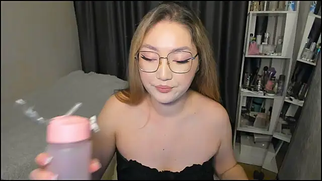 Snapshot of lyra_x chatting on 7, 3, 2026 lyra x online show from 7, 3, 2026