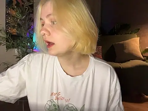 Snapshot of MoonIvy_ chatting on 30, 4, 2026 MoonIvy online show from 30, 4, 2026