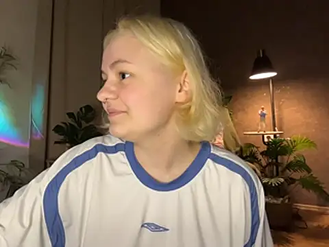 Snapshot of MoonIvy_ chatting on 4, 5, 2026 MoonIvy online show from 4, 5, 2026