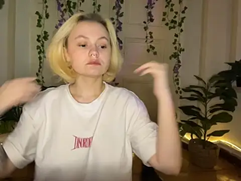 Snapshot of MoonIvy_ chatting on 3, 7, 2026 MoonIvy online show from 3, 7, 2026
