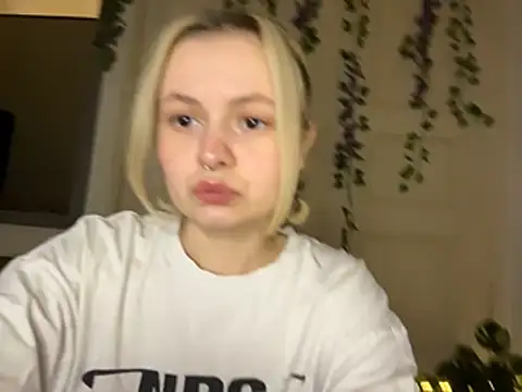 Snapshot of MoonIvy_ chatting on 10, 7, 2026 MoonIvy online show from 10, 7, 2026