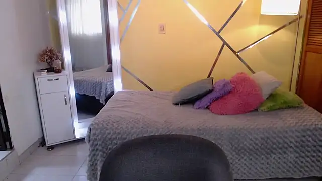 shirleyrojas online show from 17, 10, 2025