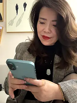 Snapshot of anna_yngs chatting on 6, 10, 2025 anna yngs online show from 6, 10, 2025