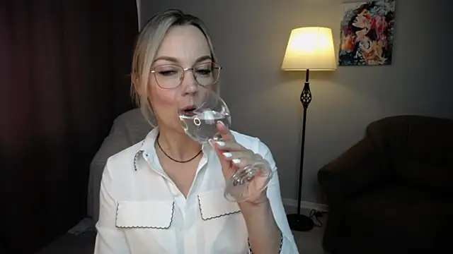Snapshot of Ava_Elior chatting on 8, 10, 2025 Ava Elior online show from 8, 10, 2025