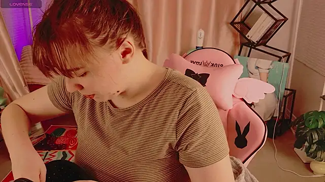 Snapshot of Moon__Bunny chatting on 7, 6, 2026 Moon Bunny online show from 7, 6, 2026